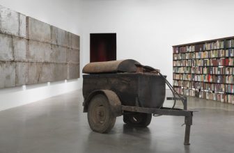 Eine wegweisende Retrospektive und ein Buch Tauchen Sie ein in zwei Jahrzehnte der Karriere des Künstlers Theaster Gates – Colossal