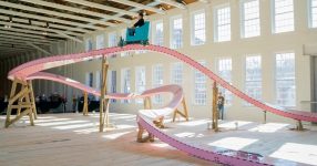 Fahren Sie mit der Bubblegum Pink-Achterbahn von EJ Hill durch eine riesige MoCA-Galerie – kolossal